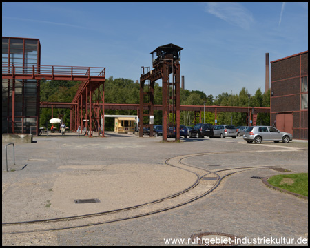 Alte Schienen und neue Parkplätze auf dem Zechengelände