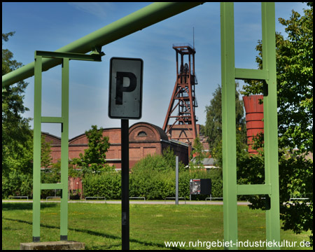 Pfeiftafel an der alten Zollverein-Trasse mit Blick zum Schacht I