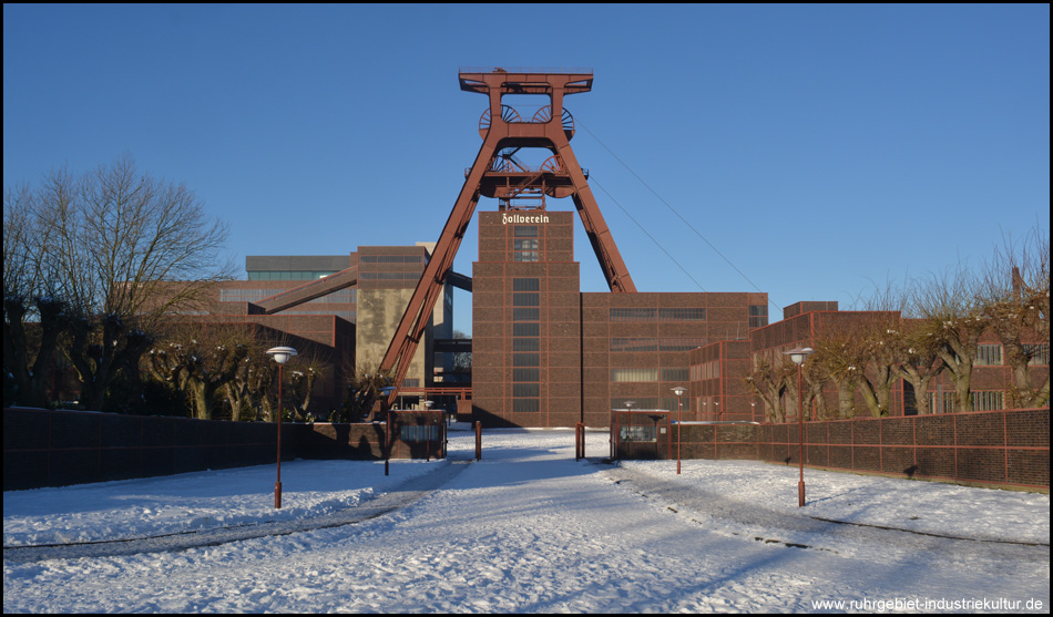 Klassische Ansicht des Fördergerüsts von Schacht XII einmal mit Schnee: Welterbe Zollverein im Winter