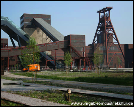 Verladebahnhof im südlichen Teil mit der Rolltreppe zum Museum