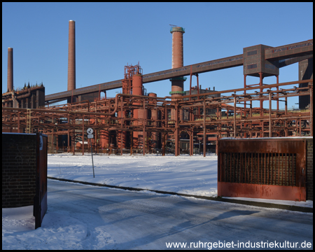 Tor zum Gelände der Kokerei Zollverein (Schnee-Edition)