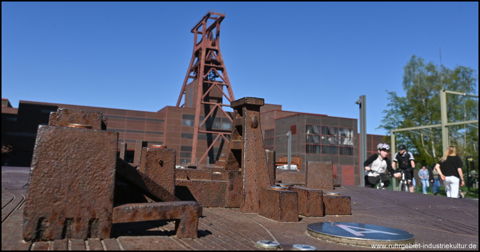 Miniaturmodell und Vorbild der Zeche Zollverein in Essen