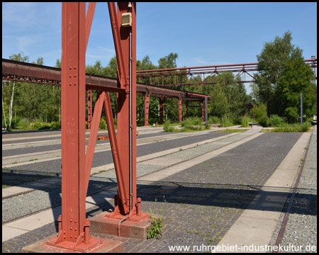 Rohrleitungen im roten Farbschema