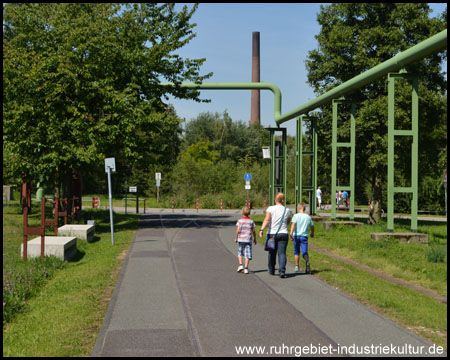 Industrie und Eisenbahnthema in Hülle und Fülle –  Abzweig zur Zeche nach links und Kokerei nach geradeaus