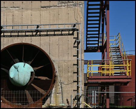 Gebäude der Kokerei Zollverein mit rostigen Treppen und einem Lüfter