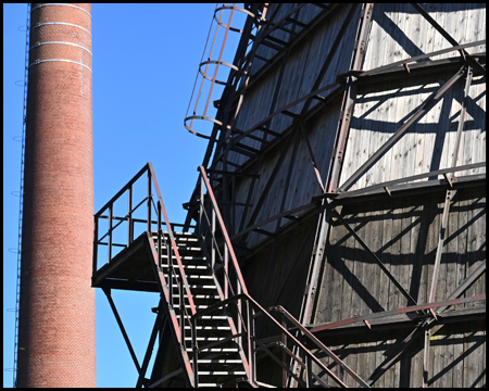 Alter Kühlturm mit hölzerner Verkleidung