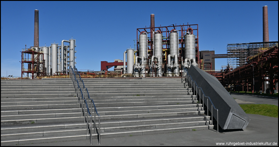 Treppe inmitten einer Industriekulisse