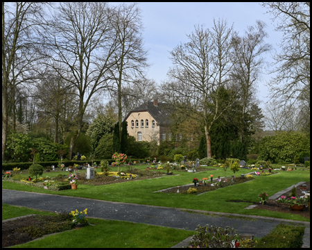 Friedhof mit Gräbern