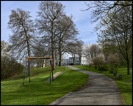 Spielplatz in einer kleinen Grünanlage