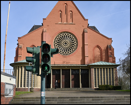 Kirche mit einer grünen Fußgängerampel